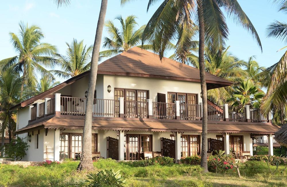 Breezes Club And Hotel